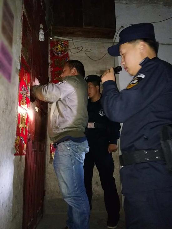 九龙粗心妈妈误将幼女锁家中 